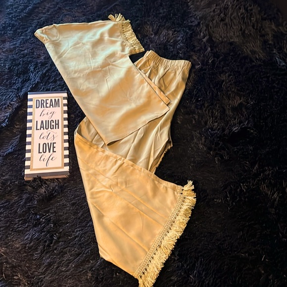 Cute, classy & a little sassy Lune Top and Pants - Picture 2 of 6